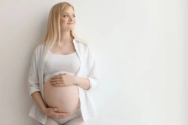 Retrato Una Hermosa Mujer Embarazada Sobre Fondo Claro Espacio Para —  Fotos de Stock