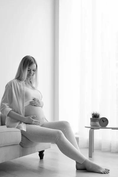 Siyah Beyaz Etkisi Evde Işık Odada Oturan Güzel Hamile Kadın — Stok fotoğraf