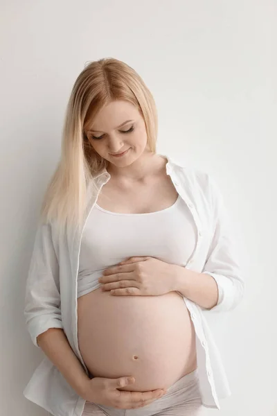 Portret Van Mooie Zwangere Vrouw Lichte Achtergrond — Stockfoto