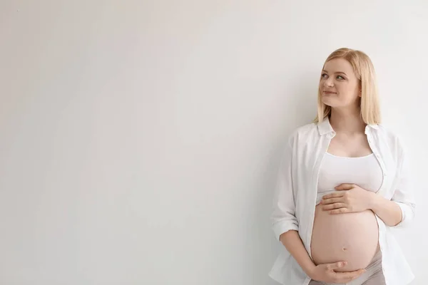 Portret Piękne Kobiety Ciąży Jasnym Tle Miejsca Tekst — Zdjęcie stockowe