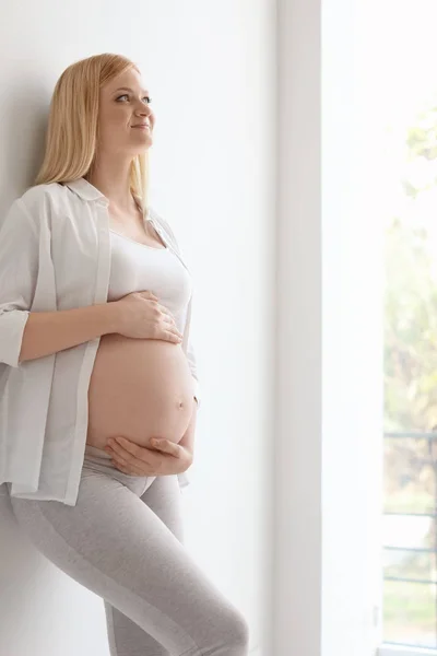 Porträt Einer Schönen Schwangeren Frau Der Nähe Einer Lichtwand — Stockfoto