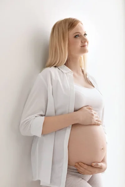 Portret Van Mooie Zwangere Vrouw Lichte Achtergrond — Stockfoto