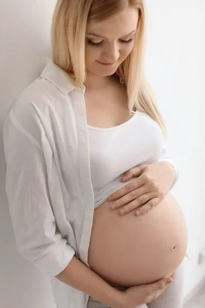 Portret Van Mooie Zwangere Vrouw Buurt Van Lichte Muur — Stockfoto