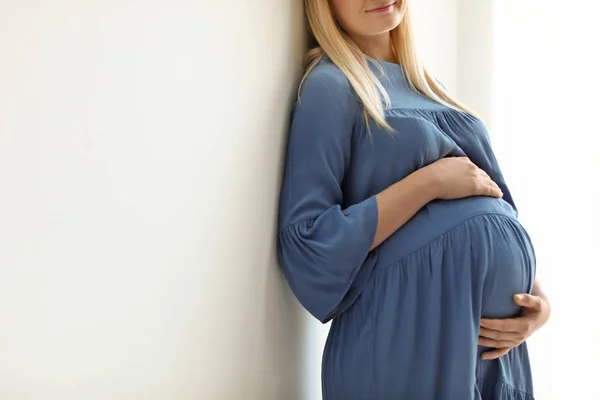 Schwangere Auf Hellem Hintergrund Nahaufnahme Raum Für Text — Stockfoto