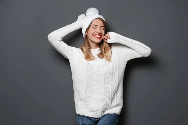 Piękna Młoda Kobieta Ciepły Sweter Kapelusz Ciemnym Tle — Zdjęcie stockowe