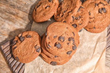 Ahşap masa üzerinde çikolatalı kurabiye ile kurulu