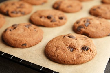 Parşömen, closeup üzerine lezzetli çikolatalı kurabiye