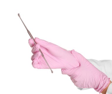Doktor tıbbi alet beyaz arka plan üzerinde tutarak steril eldiven