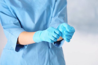 Renk arka plan Medikal eldiven alarak doktor