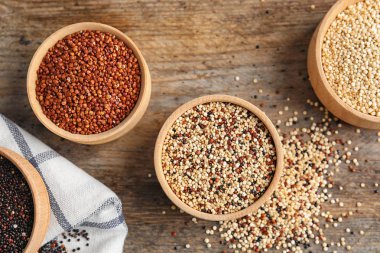 Ahşap arka plan, üstten görünüm üzerinde Quinoa farklı tipleri ile kase
