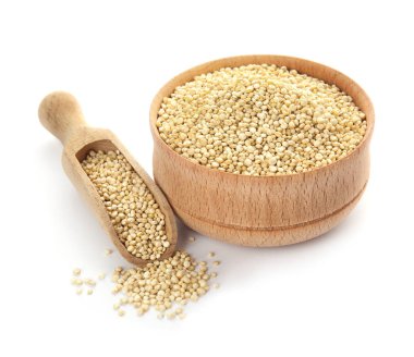 Kase ve beyaz arka plan üzerinde ham quinoa ile kepçe