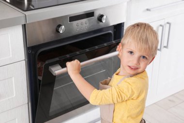 Küçük çocuk bir şey evde fırında pişirme