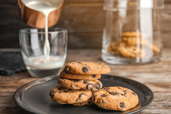 Plate Tasty Chocolate Chip Cookies Wooden Table — Stock Photo, Image