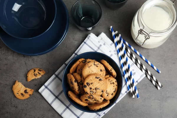 Lapos Laikus Összetétele Tál Ízletes Csokoládé Chip Cookie Kat Szürke — Stock Fotó