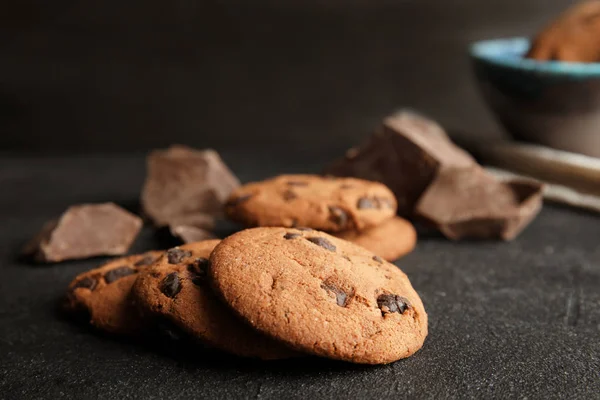 Tasty Chocolate Chip Cookies Dark Table — Stock Photo, Image