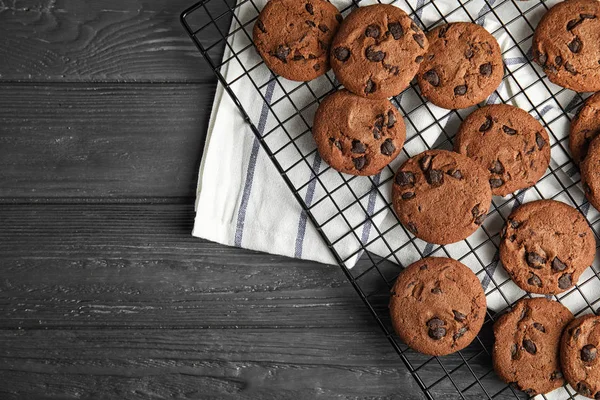 Hűtést Rack Fából Készült Háttér Csokoládé Chip Cookie Kat Felülnézet — Stock Fotó