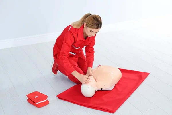 Mujer Uniforme Practicando Primeros Auxilios Maniquí Interiores — Foto de Stock