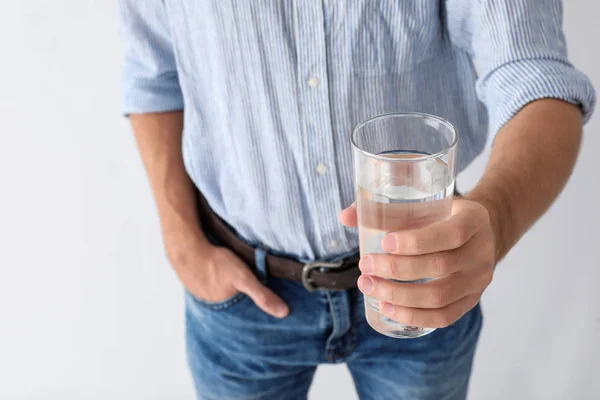 Hombre Sosteniendo Vaso Agua Pura Sobre Fondo Blanco Primer Plano — Foto de Stock