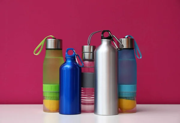 Διαφορετικά Μπουκάλια Νερό Για Τον Αθλητισμό Στο Χρώμα Φόντου — Φωτογραφία Αρχείου