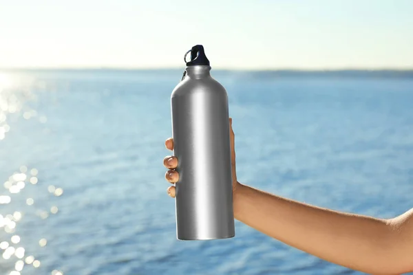 Junge Sportliche Frau Hält Sonnigem Tag Wasserflasche Flussnähe — Stockfoto