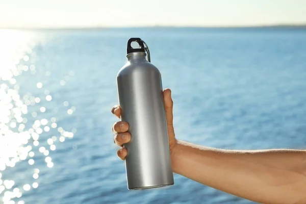 Νεαρός Σπορ Κρατώντας Μπουκάλι Νερό Κοντά Στο Ποταμό Ηλιόλουστη Ημέρα — Φωτογραφία Αρχείου