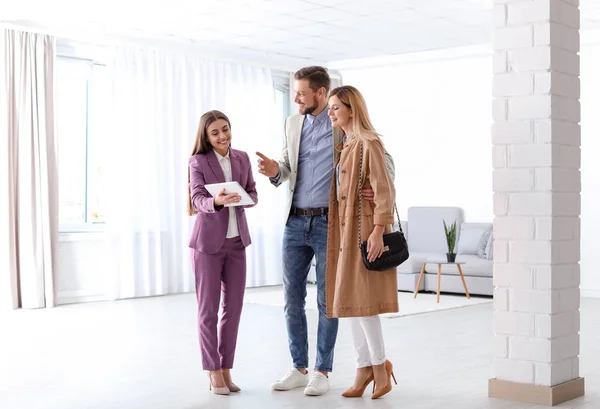 Feminino Agente Imobiliário Trabalhando Com Casal Quarto — Fotografia de Stock