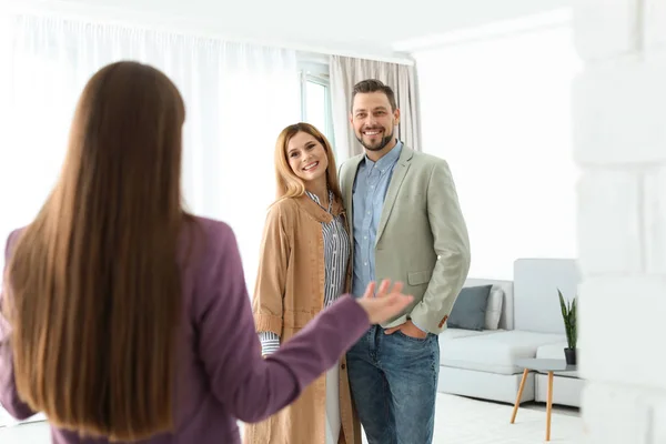 Immobilienmaklerin Zeigt Paar Neues Haus Drinnen — Stockfoto