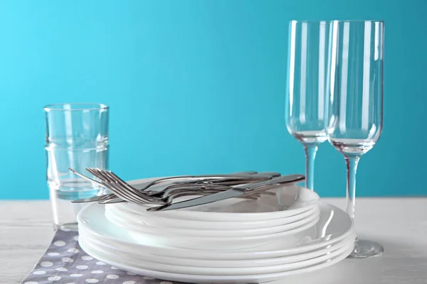 Set Clean Dishes Glasses Cutlery Table Color Background — Stock Photo, Image