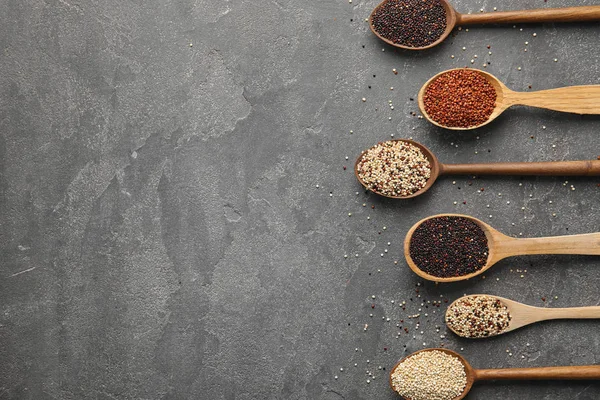 Ξύλινα Κουτάλια Διαφορετικούς Τύπους Quinoa Και Χώρο Για Κείμενο Γκρίζο — Φωτογραφία Αρχείου