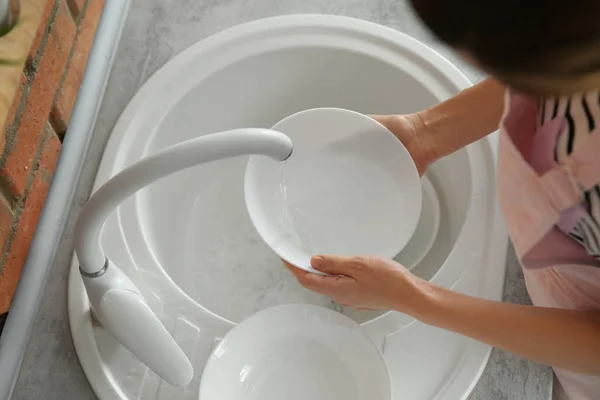 Женщина Моет Посуду Кухонной Раковине Вид Крупным Планом Уборка Помещений — стоковое фото