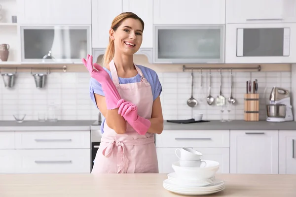 Vrouw Dragen Van Rubberen Handschoenen Buurt Van Tafel Met Schone — Stockfoto