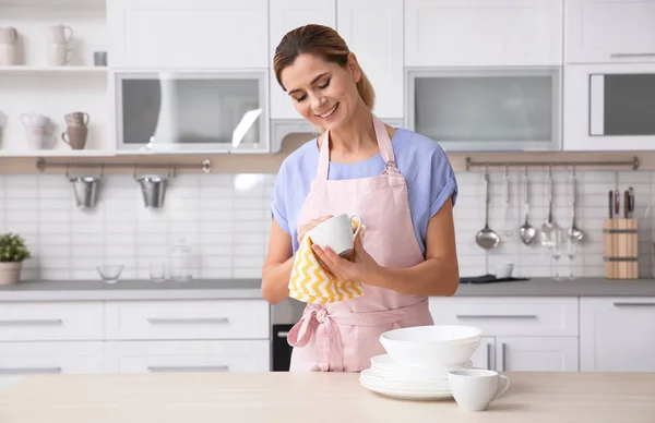 Femme Essuyant Tasse Céramique Table Avec Vaisselle Propre Dans Cuisine — Photo