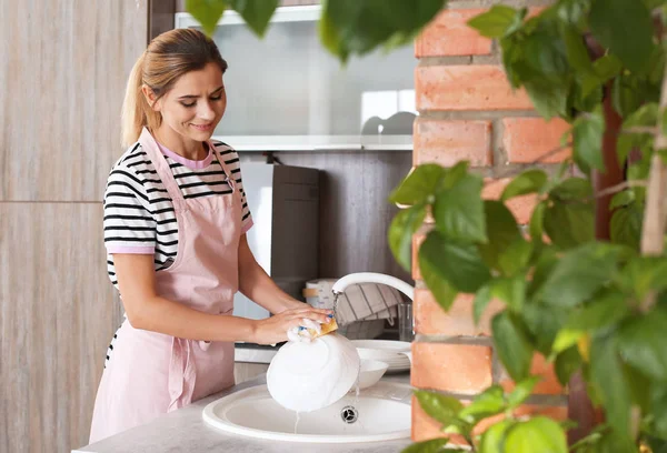 Mujer Lavando Platos Fregadero Cocina Tareas Limpieza — Foto de Stock