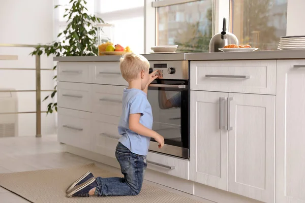 Μικρό Αγόρι Ψήσιμο Κάτι Φούρνο Στο Σπίτι — Φωτογραφία Αρχείου