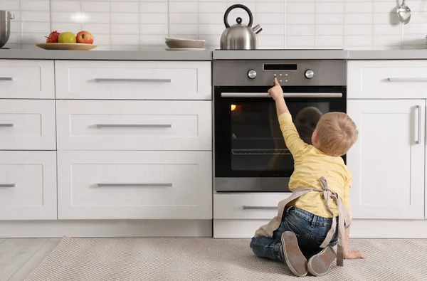 Menino Fazendo Algo Forno Casa — Fotografia de Stock