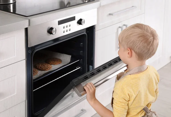 Menino Fazendo Biscoitos Forno Casa — Fotografia de Stock