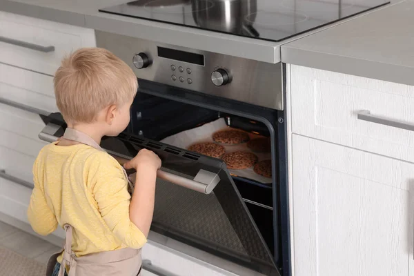 Menino Fazendo Biscoitos Forno Casa — Fotografia de Stock