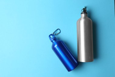 Renk arka plan, üstten görünüm üzerinde metin alanı olan spor şişeler