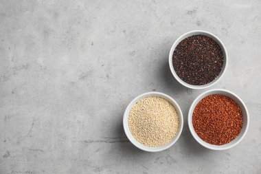 Quinoa ve gri arka plan üzerinde metin için yer farklı tipleri ile düz yatıyordu kompozisyon