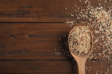 Karışık quinoa tohumları ve uzay kaşıkla ahşap arka plan, üstten görünüm üzerinde metin için
