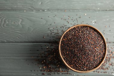 Siyah quinoa ve ahşap arka plan, üstten görünüm üzerinde metin için yer ile kase