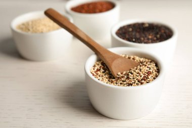Kaşık ve karışık quinoa tohumları masada bir kase. Metin için yer