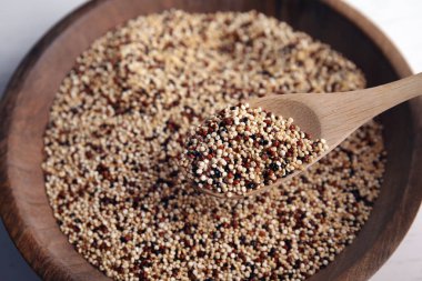 Kaşık karışık quinoa tohumları üzerinde plaka, closeup ile