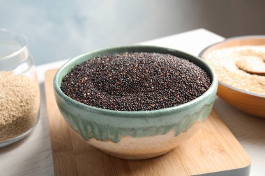 Tablo üzerinde ham siyah quinoa ile kase