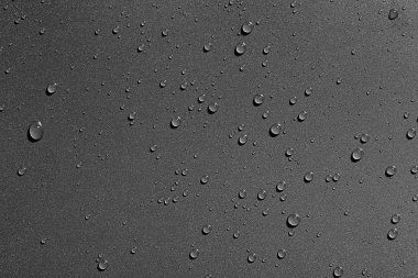 Su damlaları siyah arka plan, üstten görünüm