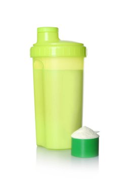 Spor şişe ve kaşık toz beyaz izole protein sallamak