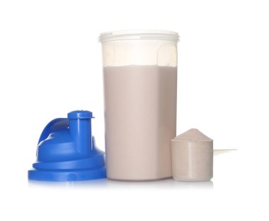Spor şişe ve kaşık toz beyaz izole protein sallamak