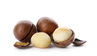 Beyaz arka plan üzerinde organik Macadamia fıstığı yığını
