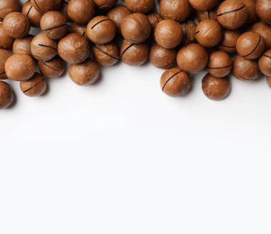 Organik Macadamia fıstığı beyaz arka planda, üstten görünüm