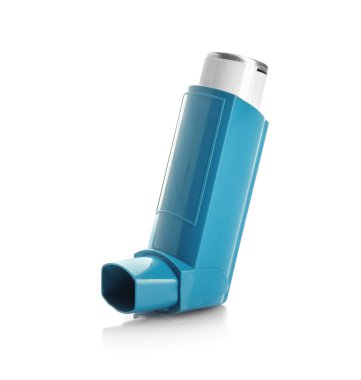 Taşınabilir astım inhaler aygıt beyaz arka plan üzerinde
